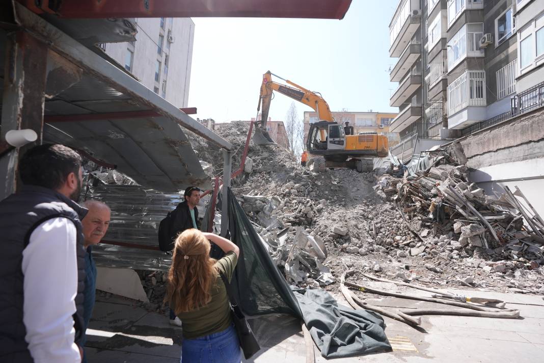 Ankara'da istinat duvarı çöktü. Bir işçi enkaz altında 16